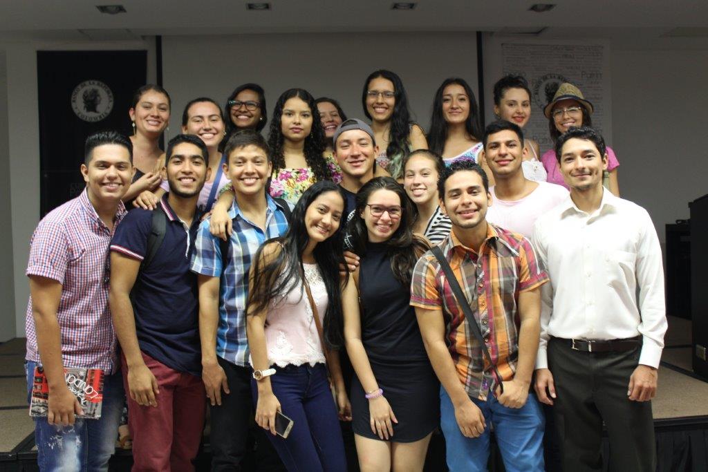 El conferencista César Augusto Gutiérrez Herrán con estudiantes de instituciones educativas